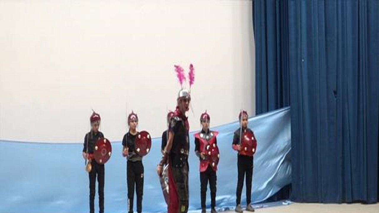 اشک مشک به روی صحنه می‌رود