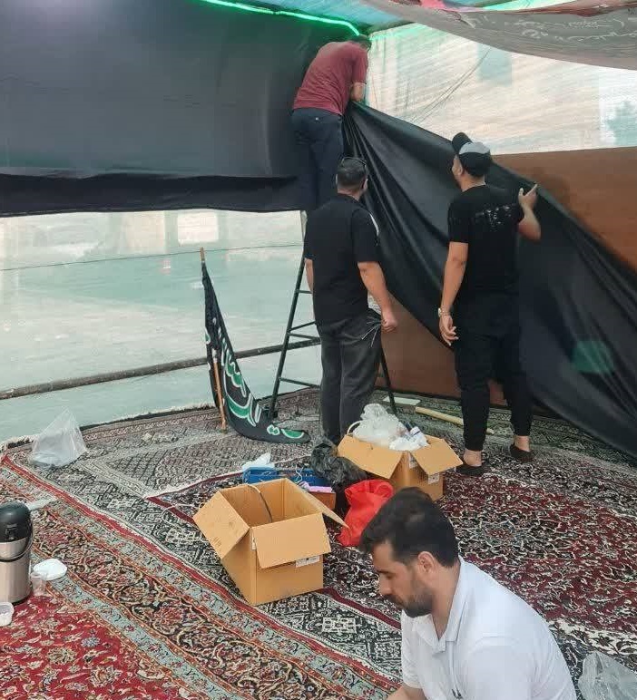 نصب پرچم سیاه در آستانه ماه محرم