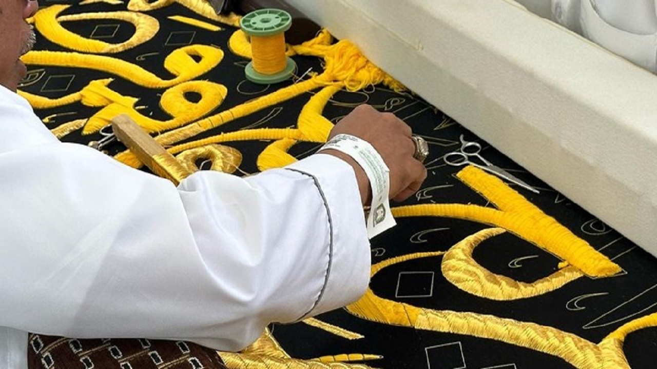 نصب پرده جدید کعبه + فیلم