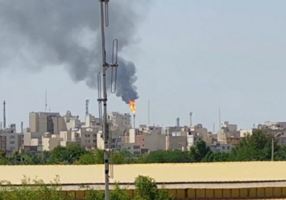 انتشار دود سیاه در آسمان آبادان
