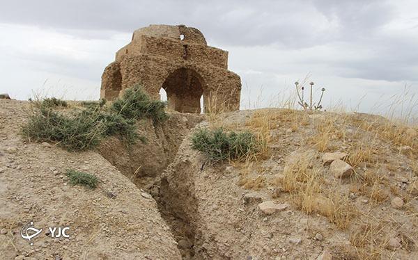 شکاف زمین یکی از مشکلات چهارتاقی گره