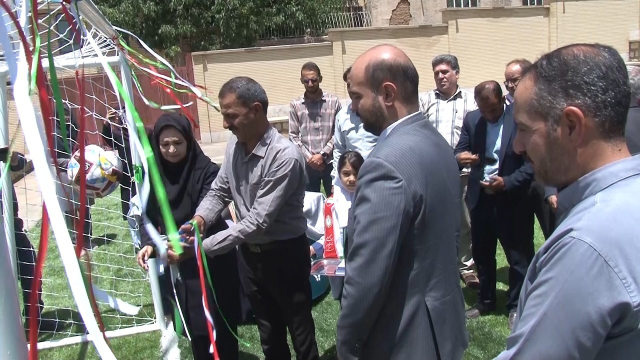 بهره برداری از اولین زمین چمن مصنوعی در دبستان دخترانه سمیه فریدونشهر