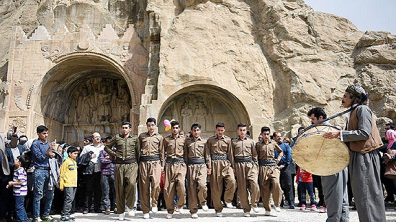 ورود بازدیدکنندگان با پوشش کُردی به مجموعه تاریخی طاق‌بستان ممنوعیت ندارد
