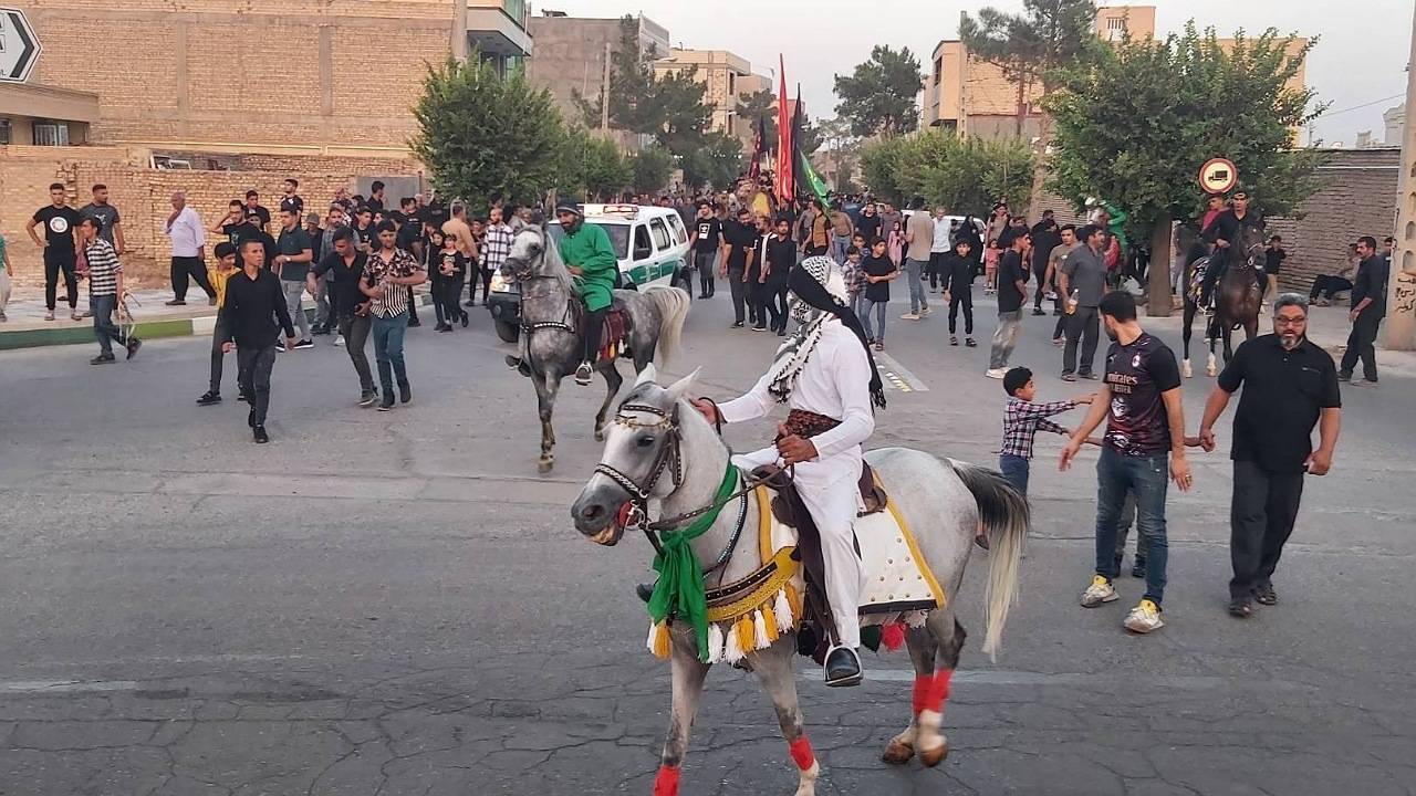 نواختن زنگ محرم و برافراشتن پرچم عزا بر گنبد امامزاده محمد صالح در انار&nbsp;