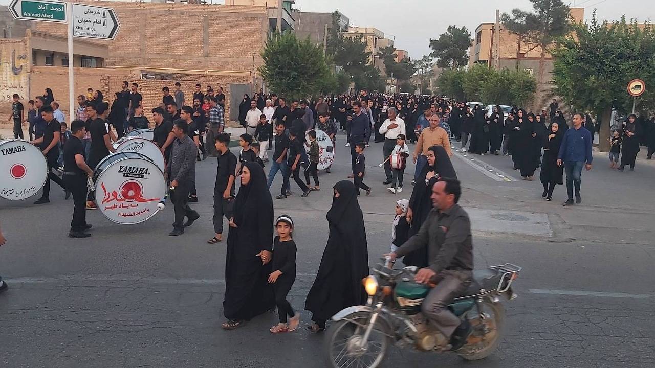نواختن زنگ محرم و برافراشتن پرچم عزا بر گنبد امامزاده محمد صالح در انار 