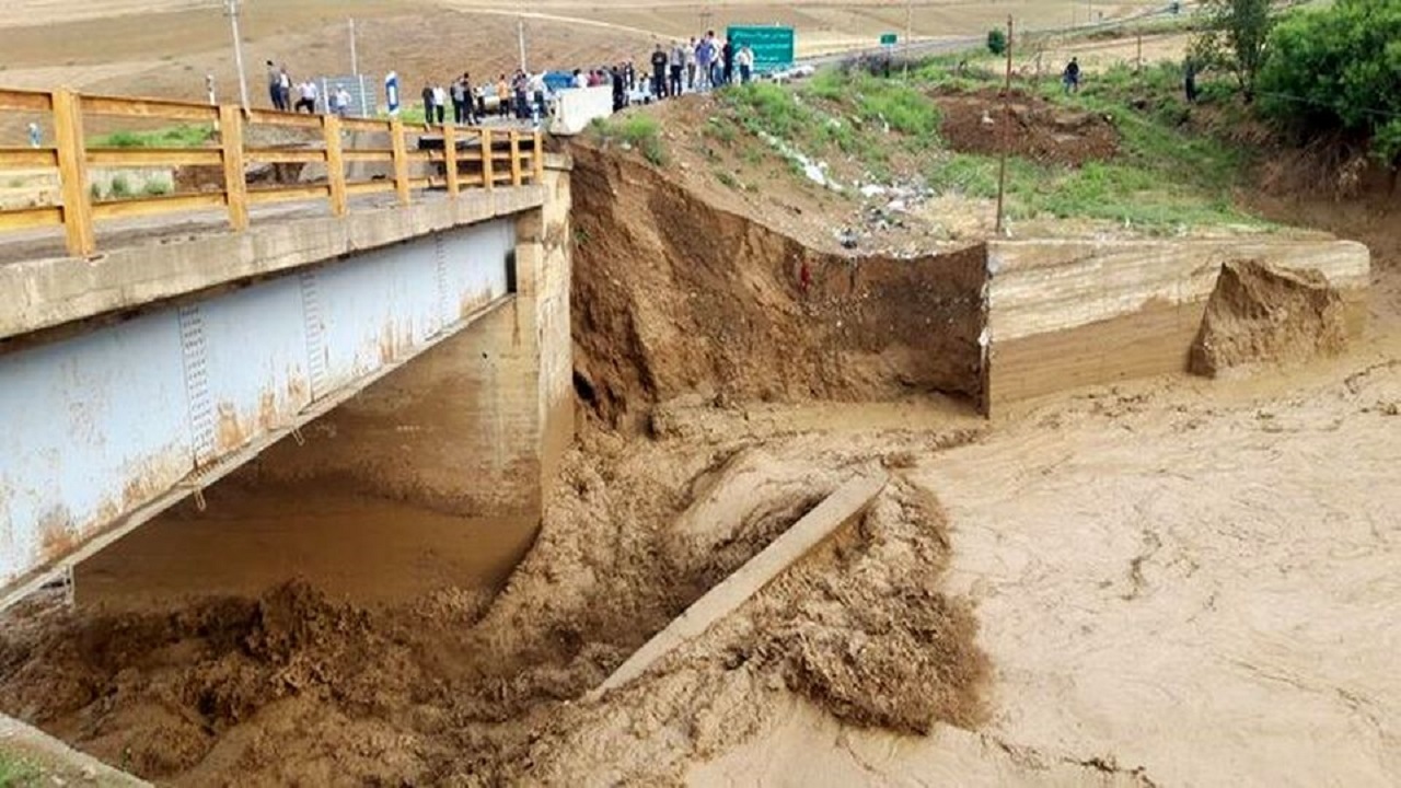سیل در اردبیل راه ارتباطیِ ۵۰ روستا را مسدود کرد
