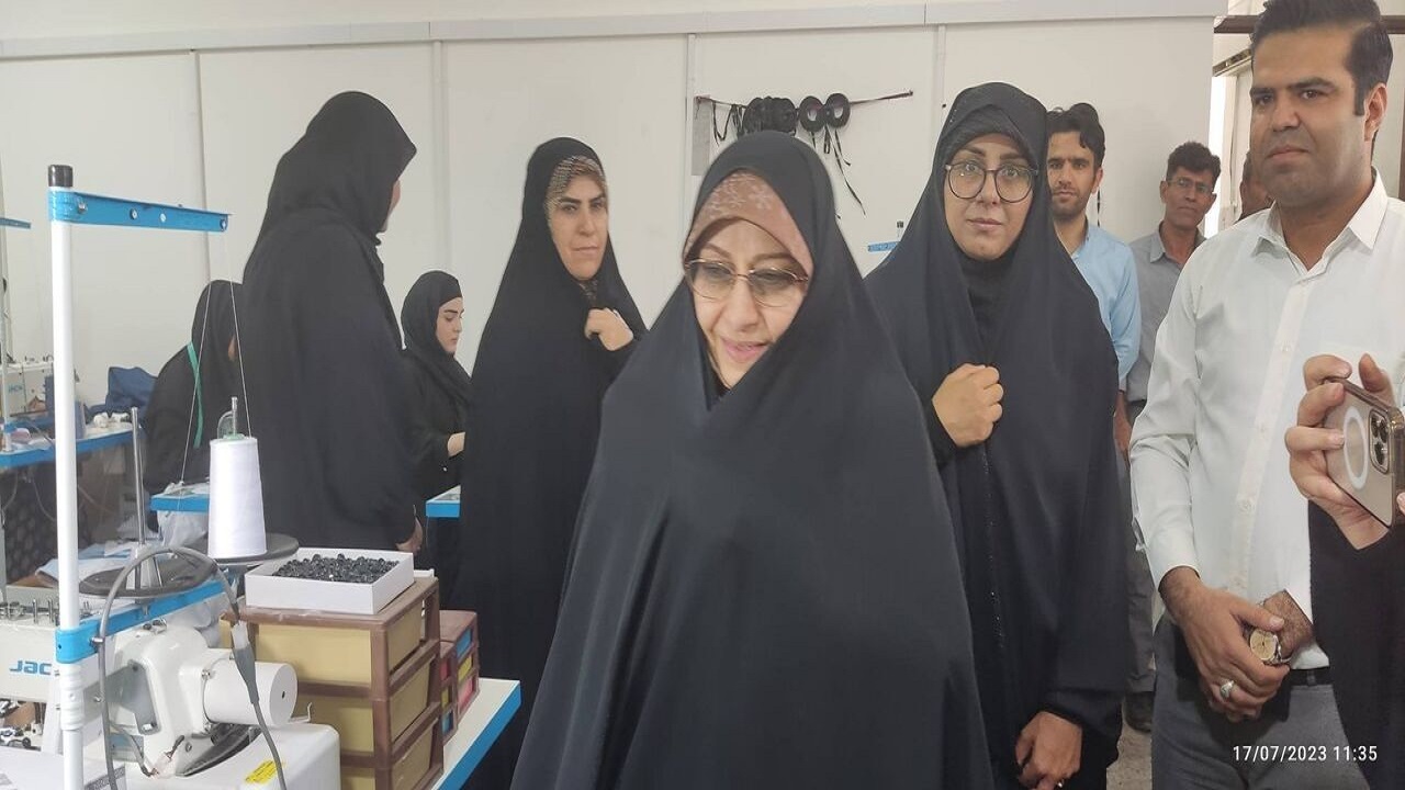 بازدید معاون رئیس جمهور در امور زنان از کارگاه بزرگ تولید پوشاک شهرستان کهگیلویه