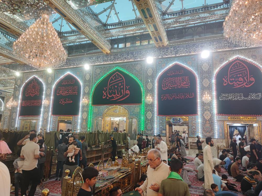 زائران در حرم حضرت ابوالفضل زائران در حرم حضرت ابوالفضل