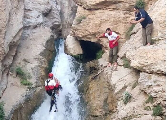 نجات چهار طبیعت گرد گرفتار شده در ارتفاعات جاده چالوس