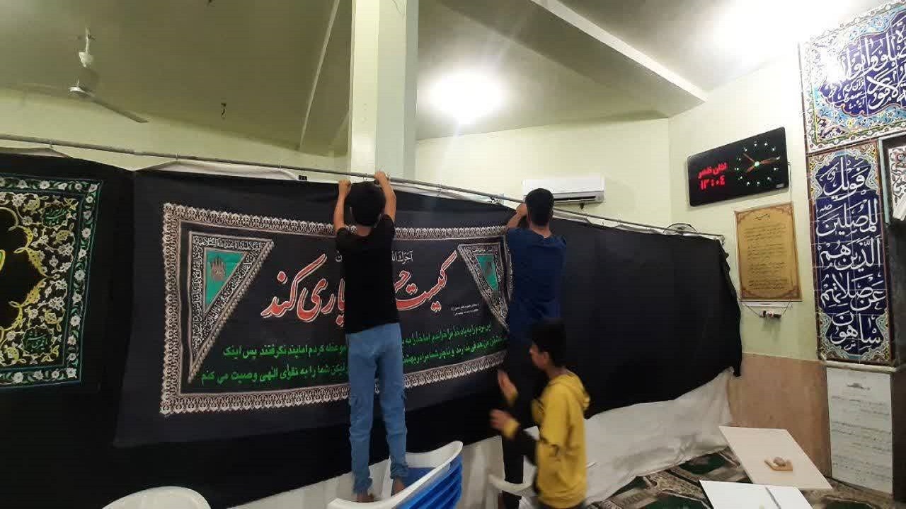 نصب پرچم عزا در مسجد حضرت علی اکبر شهرستان پارسیان + تصاویر