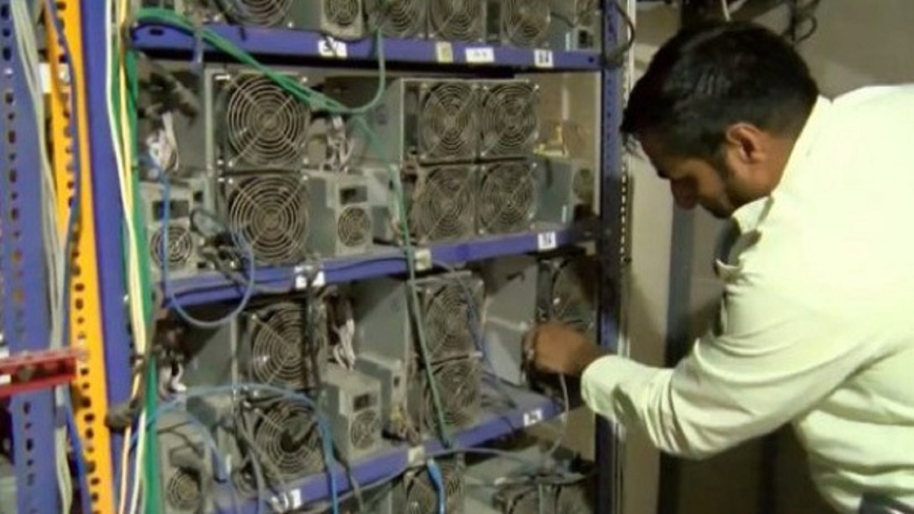 کشف و توقیف ۱۰ دستگاه ماینر غیر مجاز