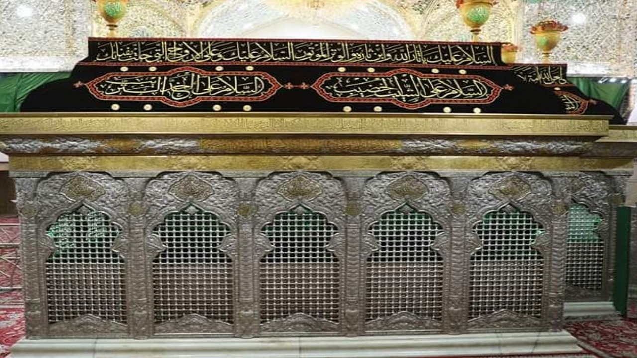 سیاهپوش شدن ضریح مطهر سید الشهدا(ع) ساعاتی قبل از ورود به ماه محرم + فیلم
