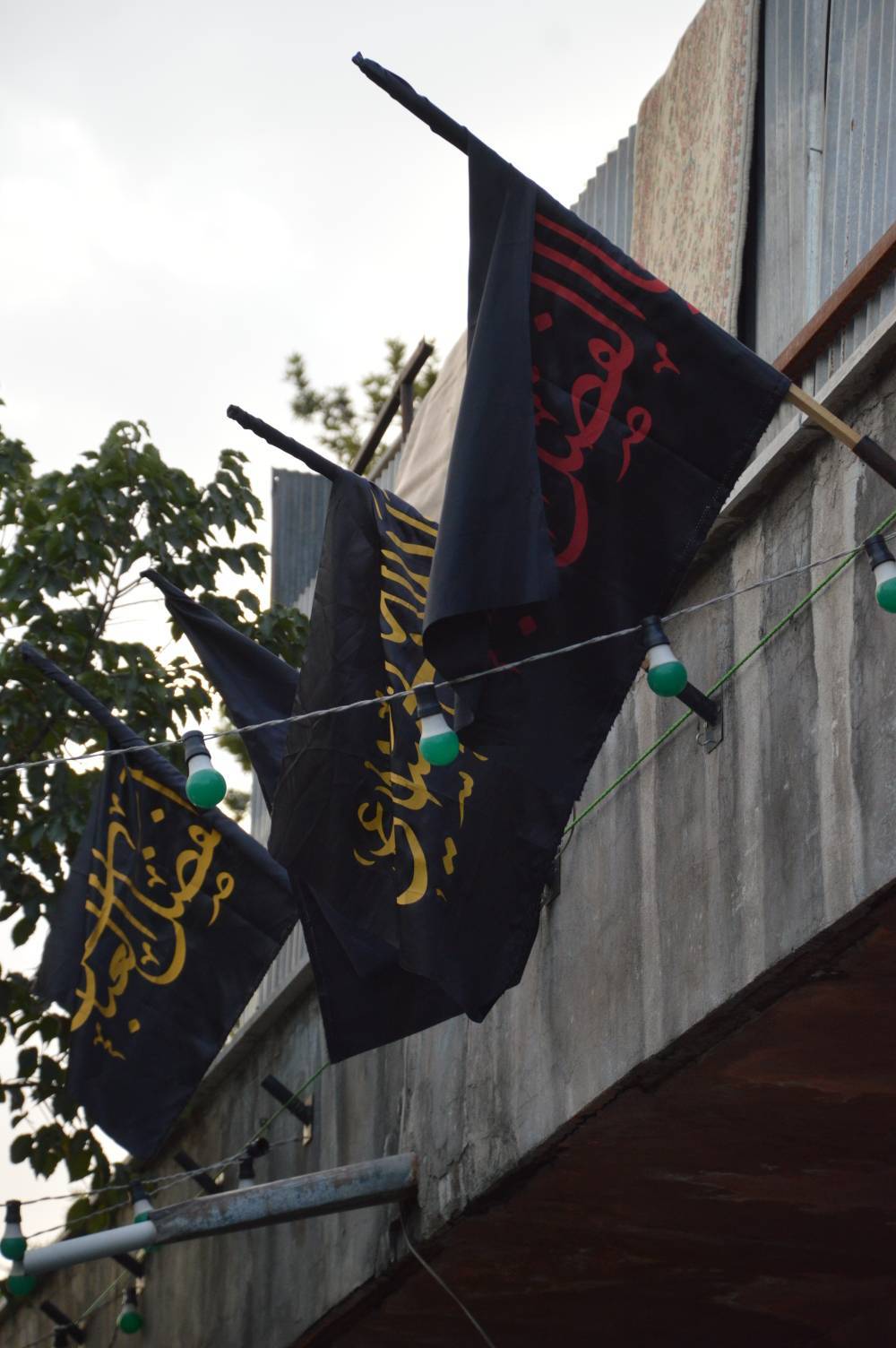نصب پرچم سیاه در ماه محرم