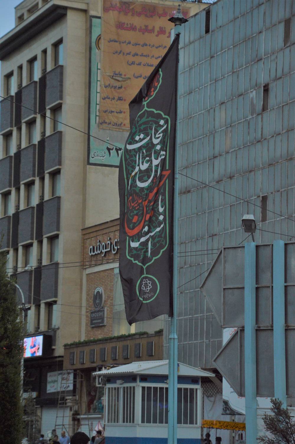 نصب پرچم سیاه در معابر تهران