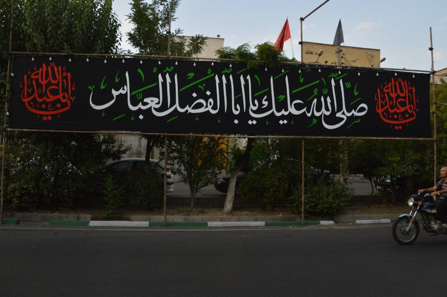 نصب پرچم سیاه در معابر تهران