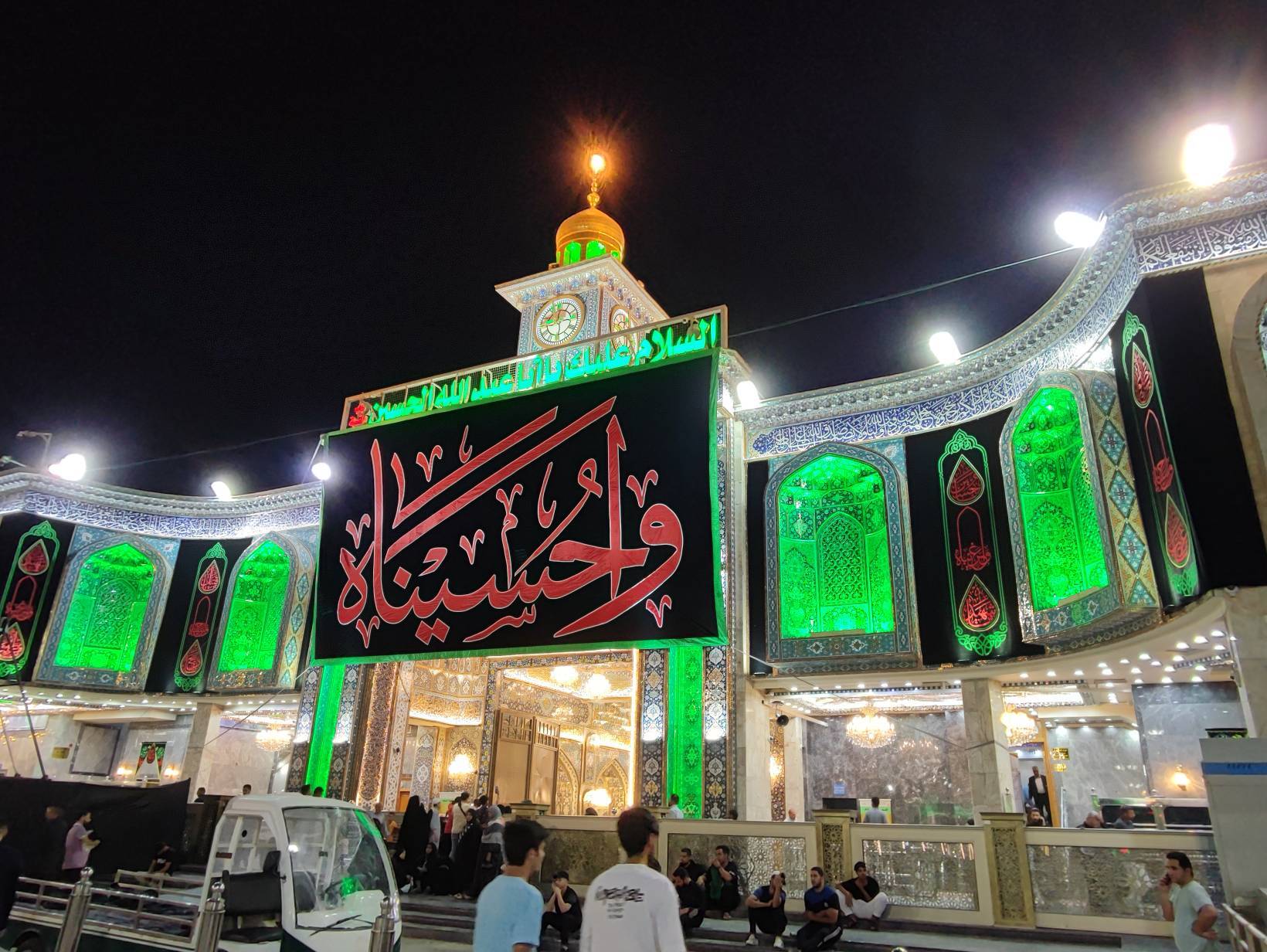 نصب پرچم عزا در حرم