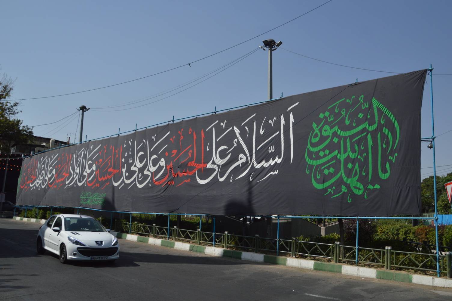 نصب پارچه سیاه در ماه محرم
