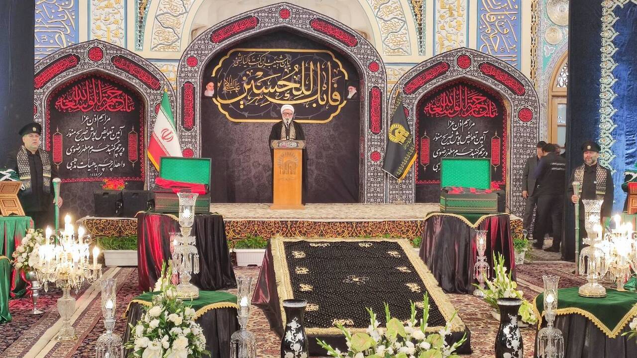 آئین سنتی اذن عزا در حرم مطهر رضوی برگزار شد/ پرچم عزای حسینی بر گنبد امام رضا علیه السلام برافراشته شد