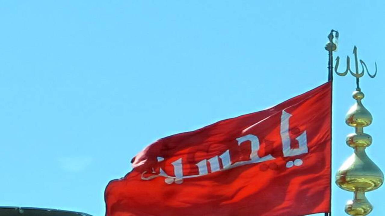 پرچم عزای حرمین مطهر کربلا بر فراز گنبد حرم مطهر رضوی به اهتزاز در آمد