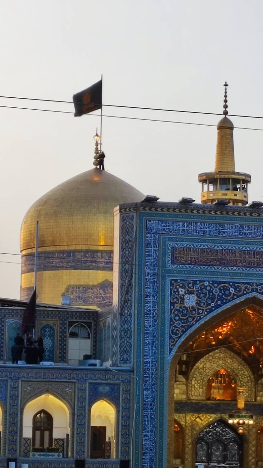 آئین سنتی اذن عزا در حرم مطهر رضوی برگزار شد/ پرچم عزای حسینی بر گنبد امام رضا علیه السلام برافراشته شد