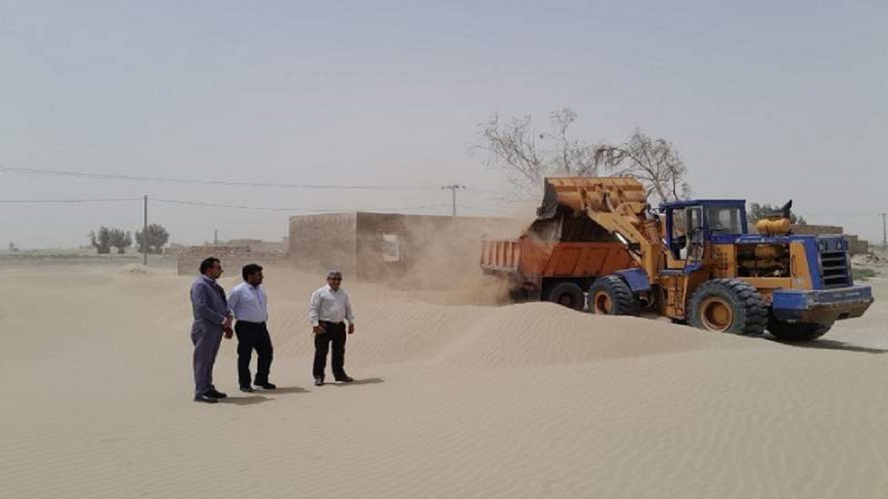 برداشت و حمل ماسه‌بادی‌ها توسط ۲۰ دستگاه ماشین‌آلات سنگین در جزینک