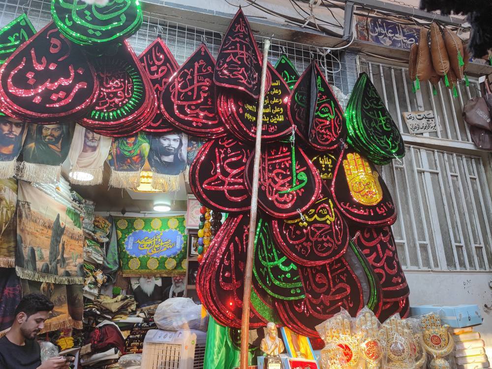 پرچم سیاه در ماه محرم در کربلای معلی