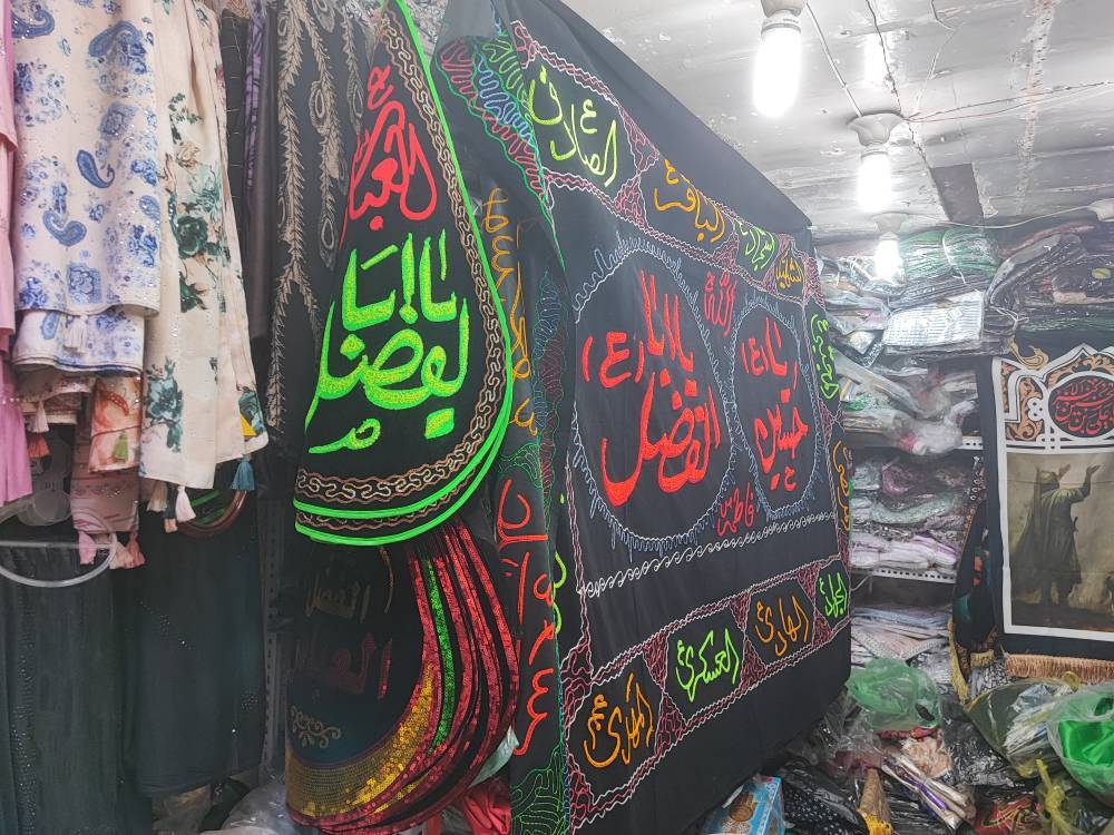 نصب پرچم های سیاه در کربلای معلی