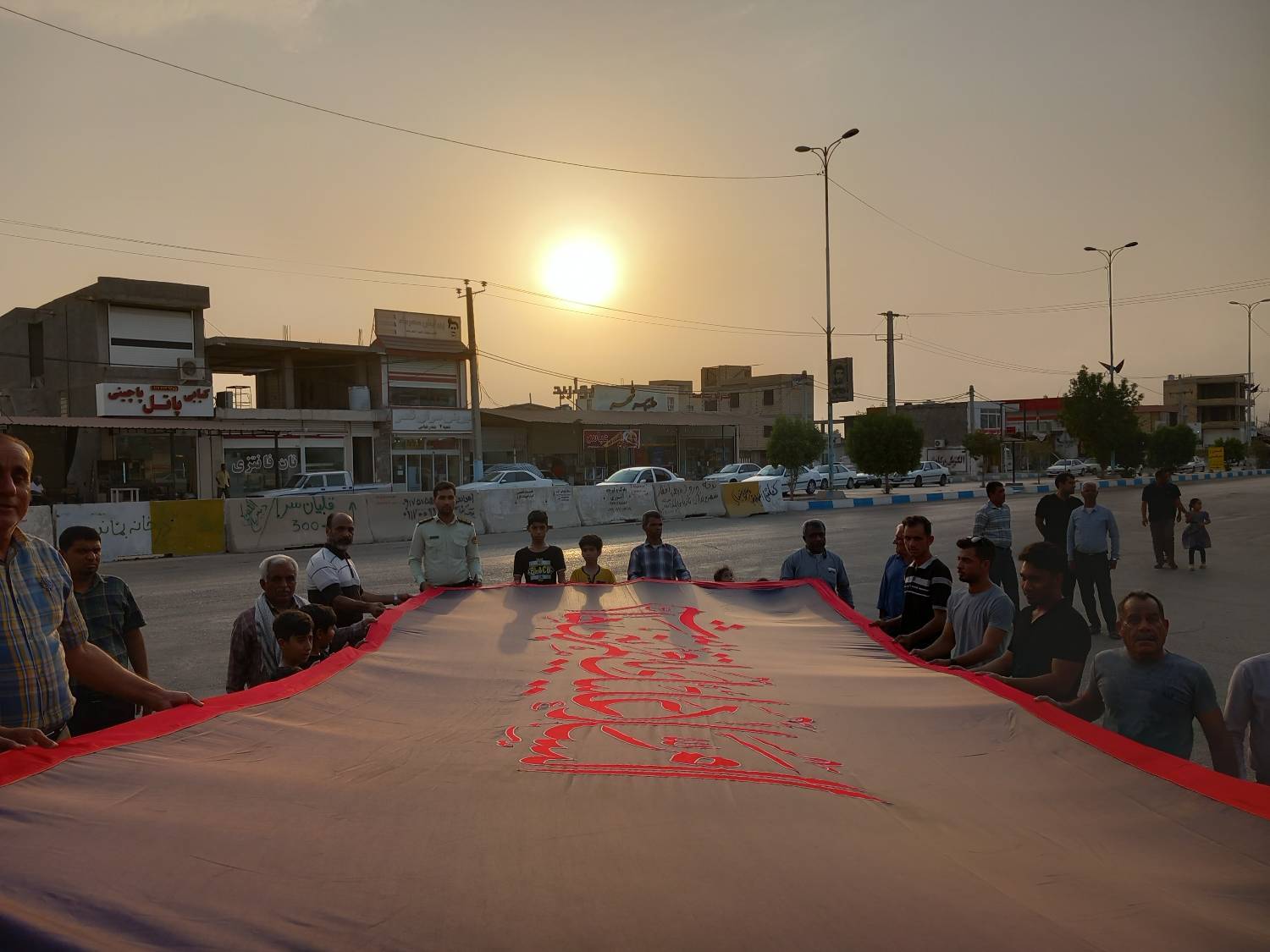 اهتزاز پرچم امام حسین (ع) در شهرستان تازیان