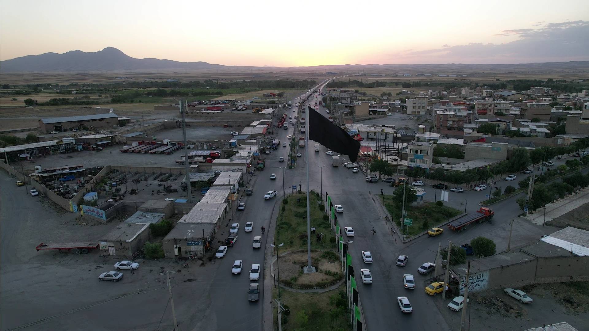 نصب پرچم سیاه در صالح آباد