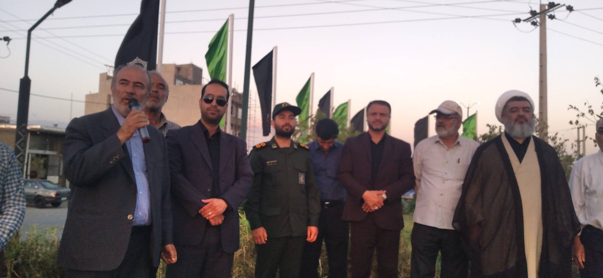 اهتزاز پرچم عزای حسینی در صالح آباد همدان