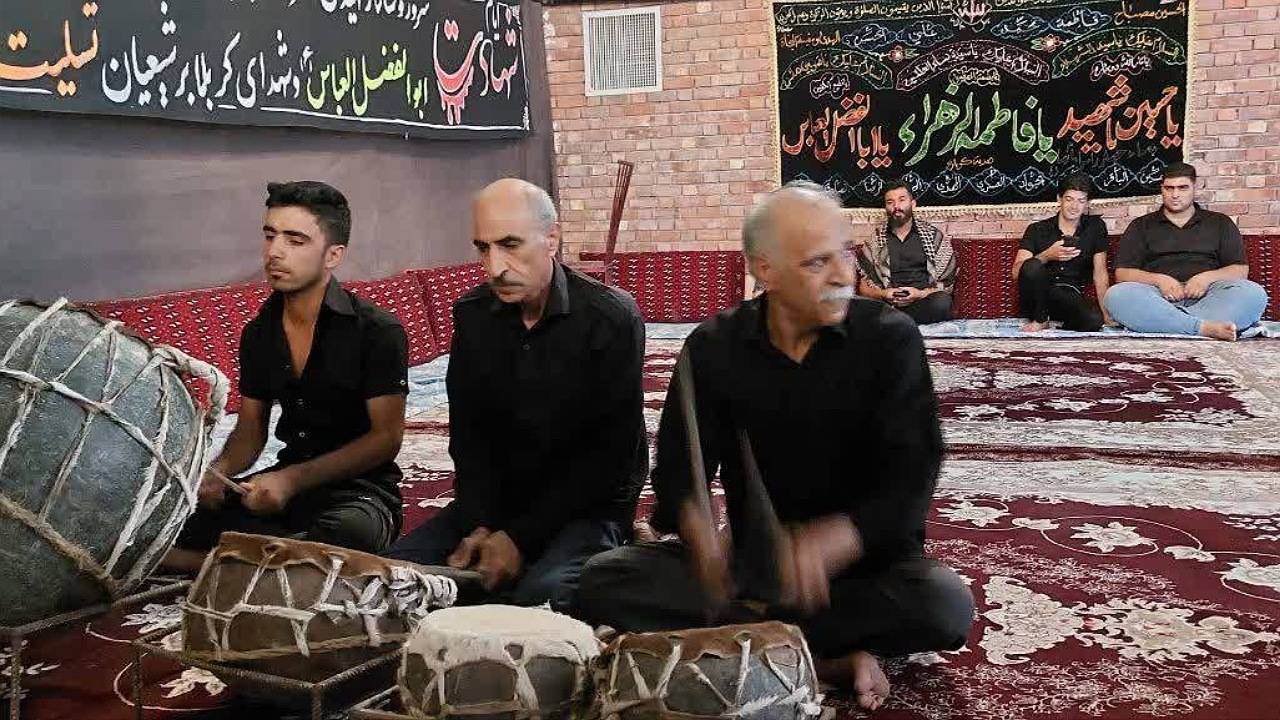 «نقاره‌نوازی» سنت دیرینه شهدادی‌ها در روز اول محرم + فیلم