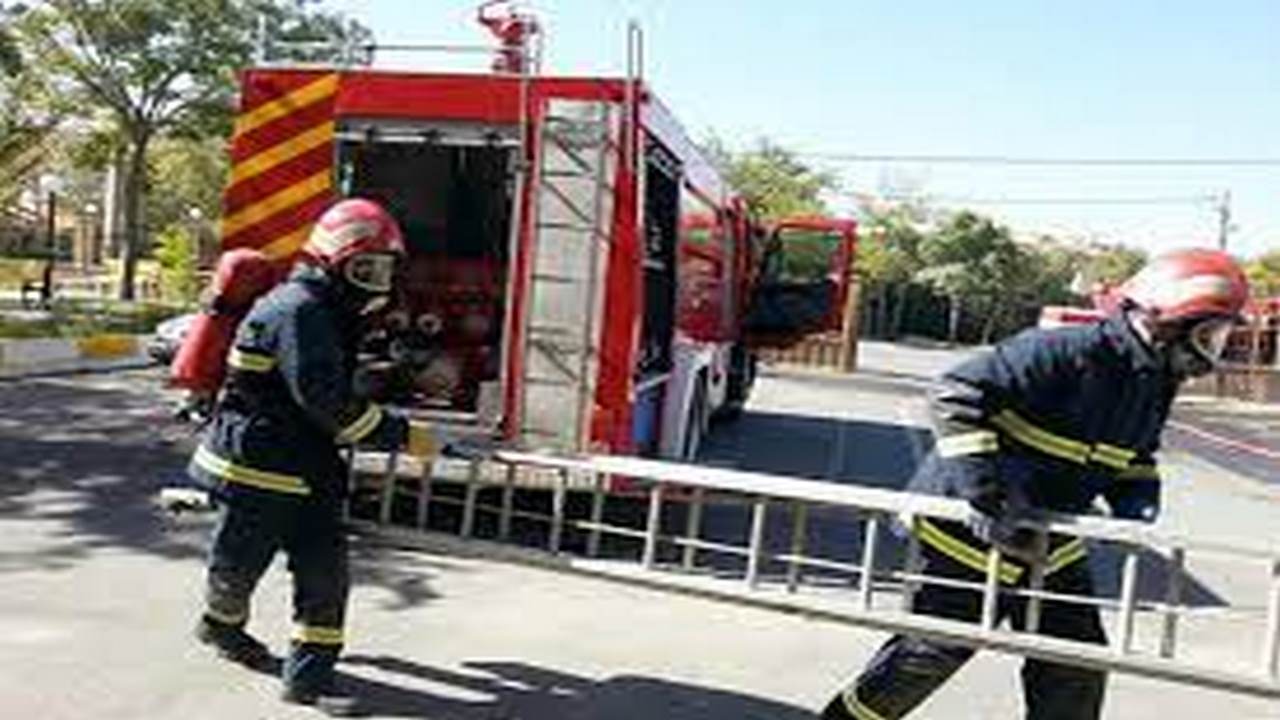 نیرو‌های آتشنشان ایلام ٦ نفر محبوس در آتش را نجات دادند