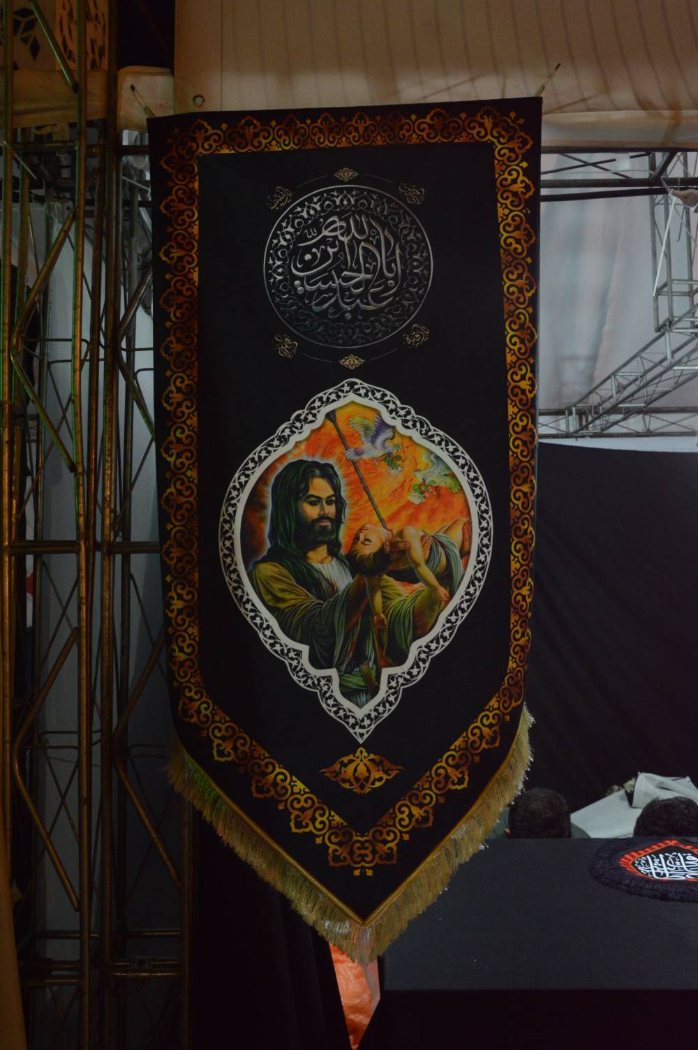 نصب پرچم سیاه در نمایشگاه عطر سیب