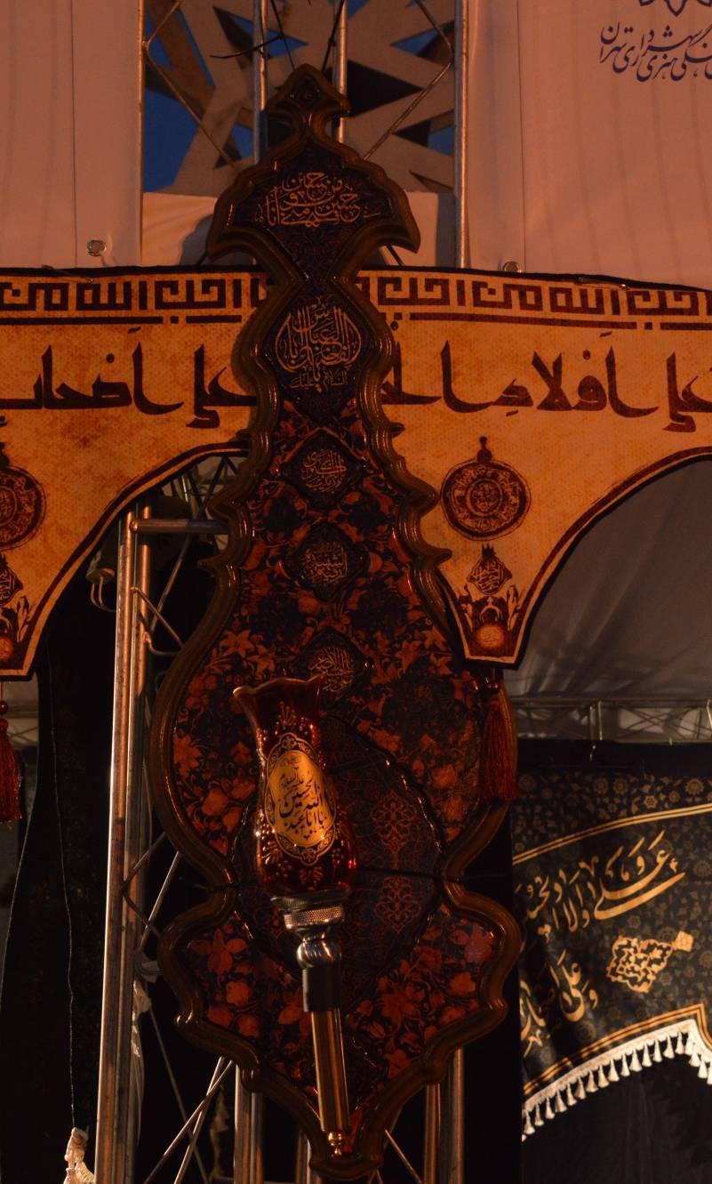 نصب پرچم سیاه در نمایشگاه عطر سیب