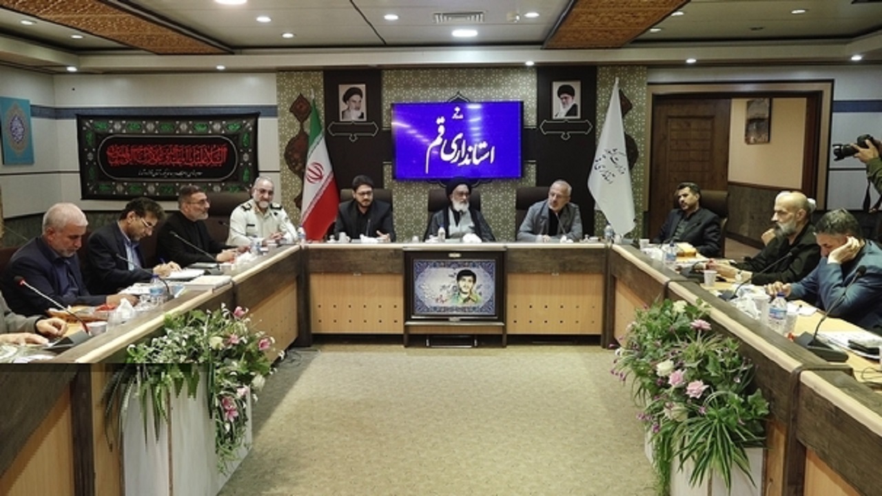 کسبه و اصناف قم برای تغییر تابلو‌های غیرفارسی یک ماه فرصت دارند