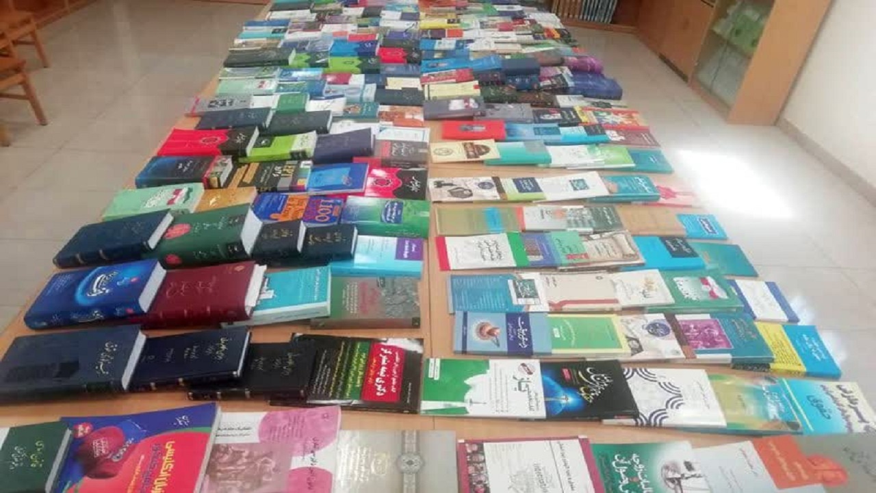 اهدا ۲۰۰ جلد کتاب نفیس به کتابخانه عمومی خلیج فارس بوشهر