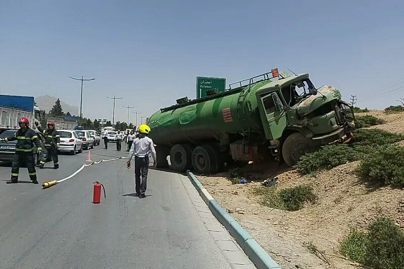 تصادف زنجیره‌ای بر اثر انحراف تانکر حامل سوخت در اصفهان ۹ مصدوم برجای گذاشت