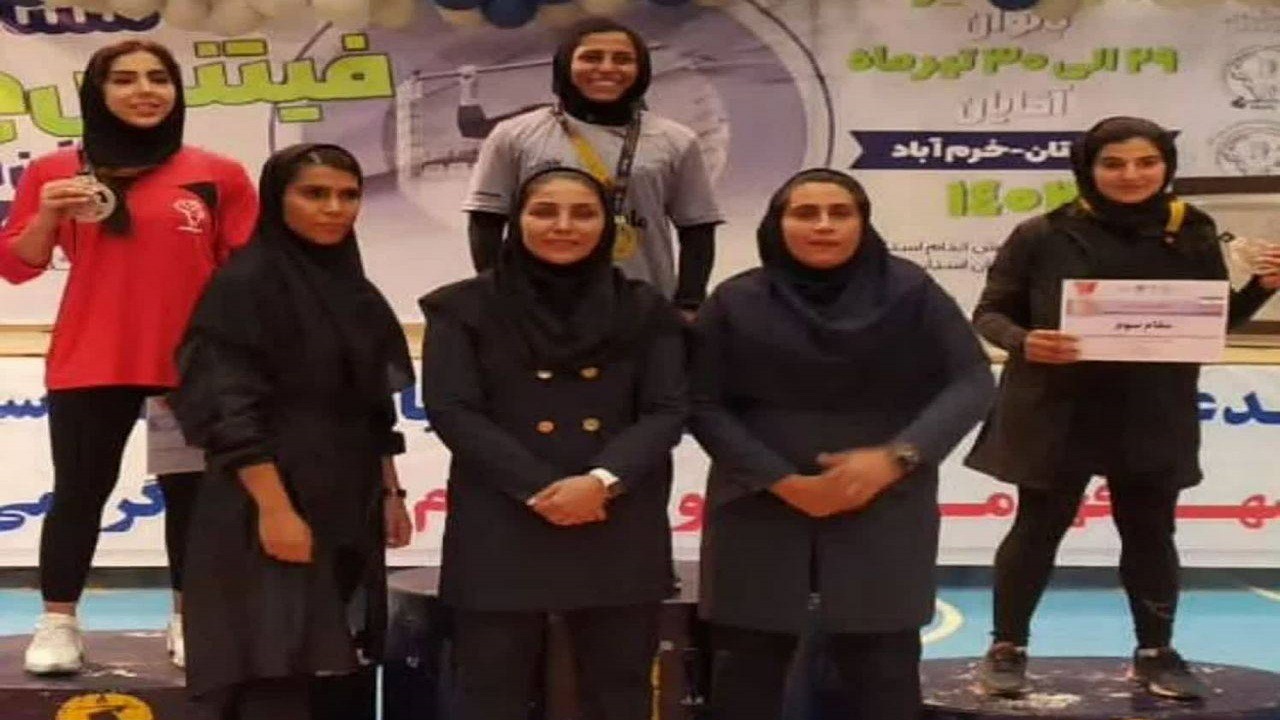 مدال طلای مسابقات فیتنس چلنج بانوان بر گردن ورزشکار چهارمحالی