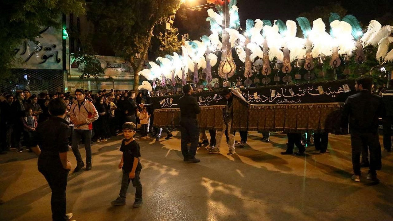 شور حسینی در میان عزاداران هیئت باب الحوائج چهاربرج + فیلم