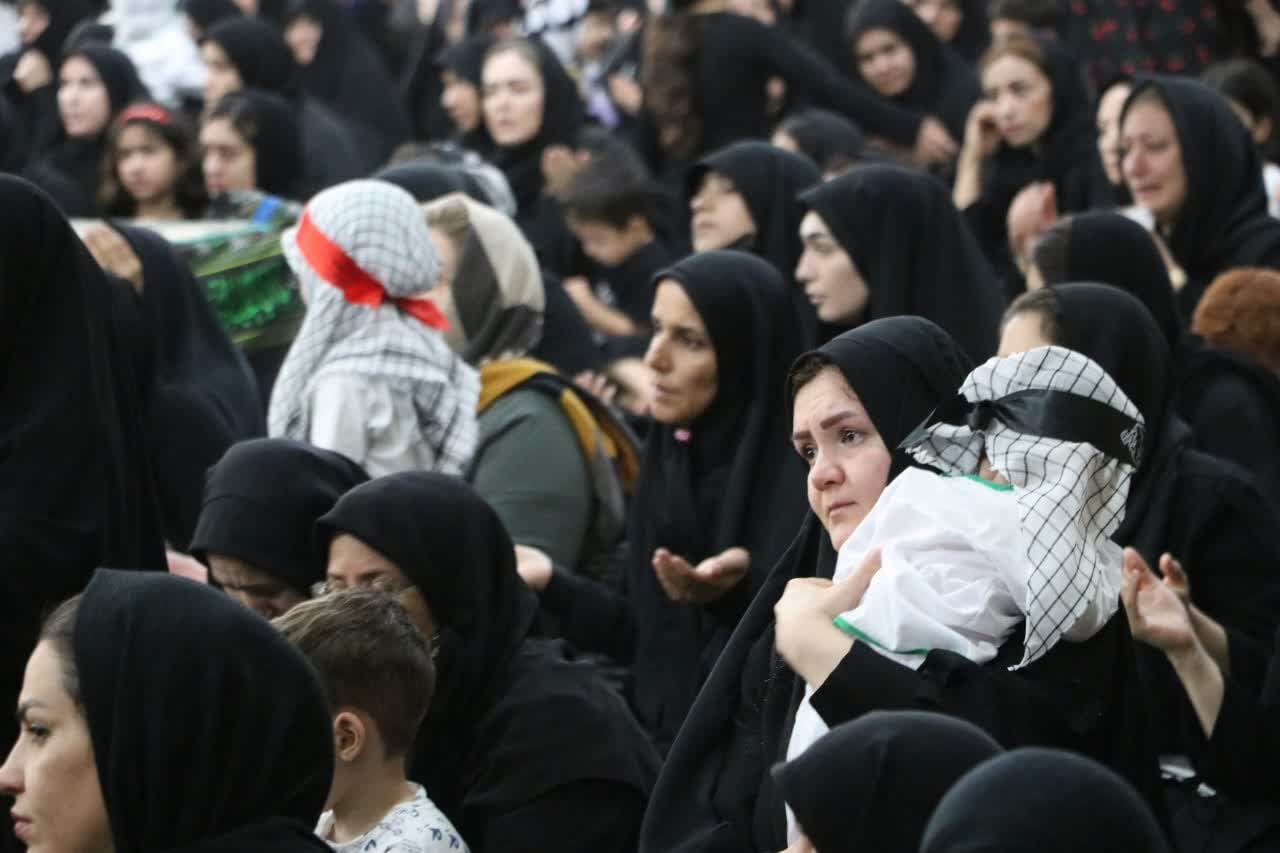 مادران و نوزادان در همايش شيرخوارگان