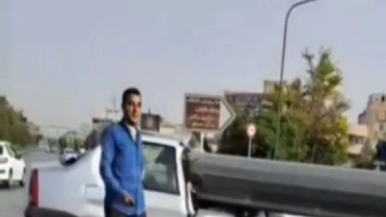 سقوط پایه پرچم بر روی خودرو در اصفهان + فیلم