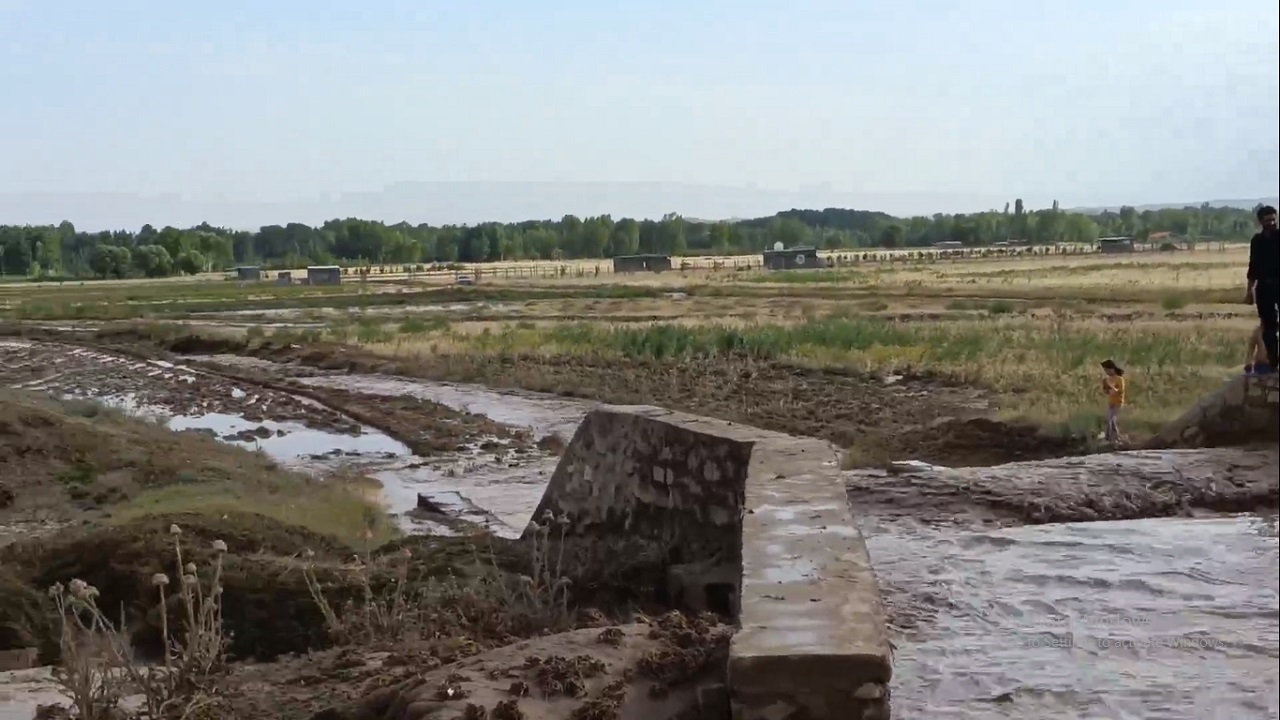 جاری شدن سیل در مهربان
