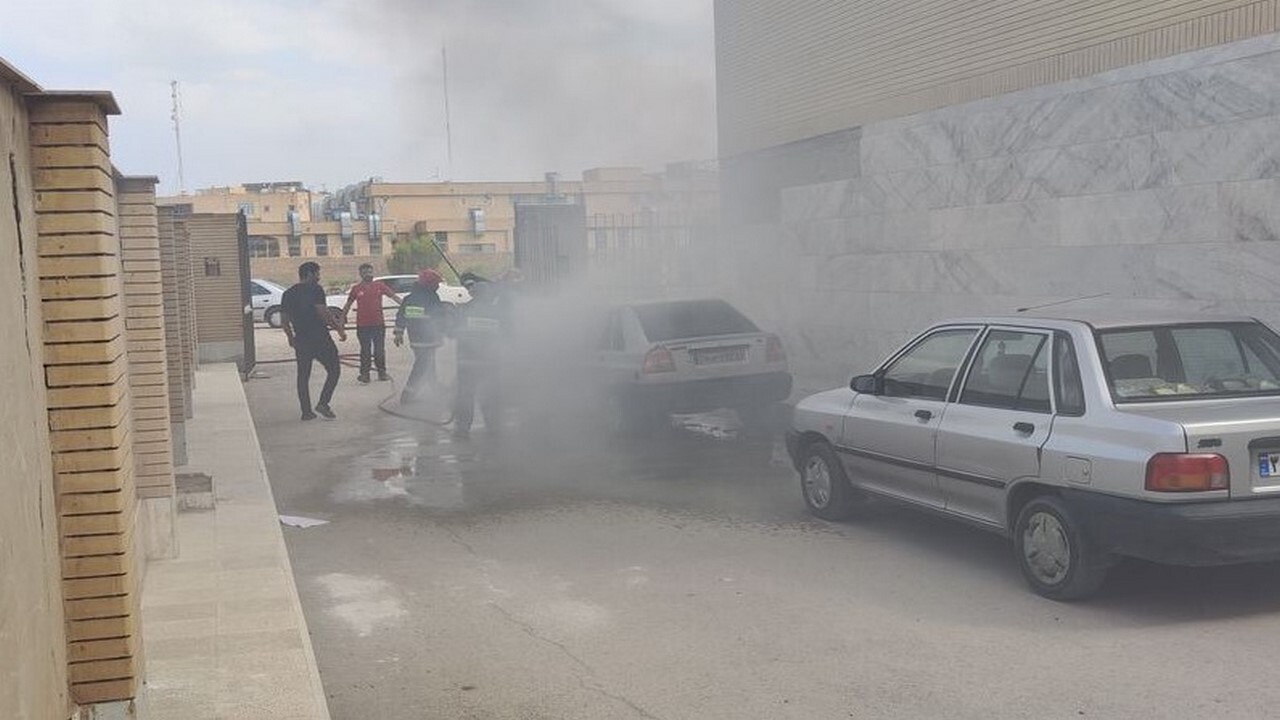 آتش سوزی خودرو پراید در ایلام موجب مصدومیت یکی از آتش نشانان شد