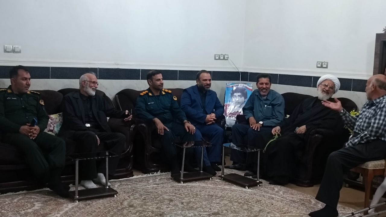 مسئولان آبادان به دیدار خانواده شهدا رفتند