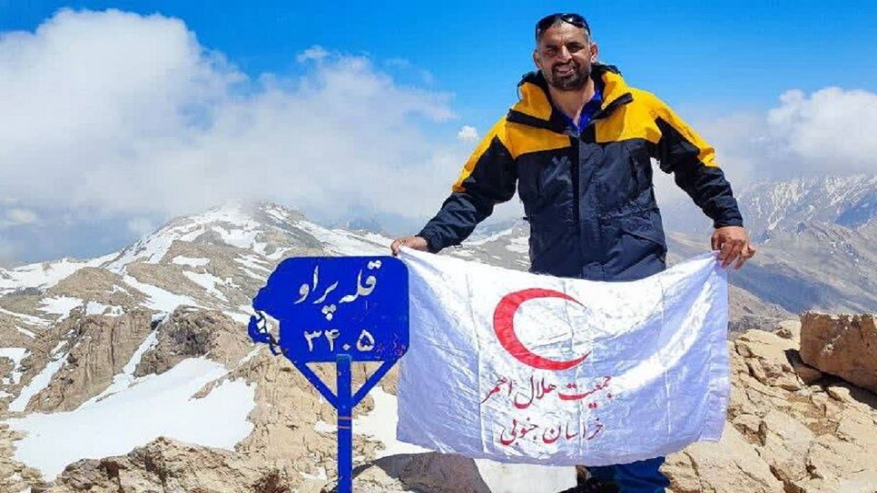 مدال سیمرغ کوه‌های ایران بر گردن امدادگر طبسی