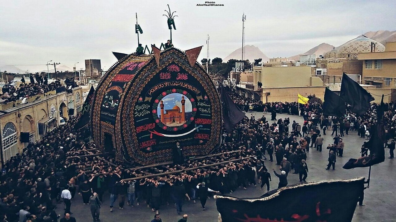 نخل تاریخی ۳۰۰ ساله عزاداری اردستان طعمه حریق شد