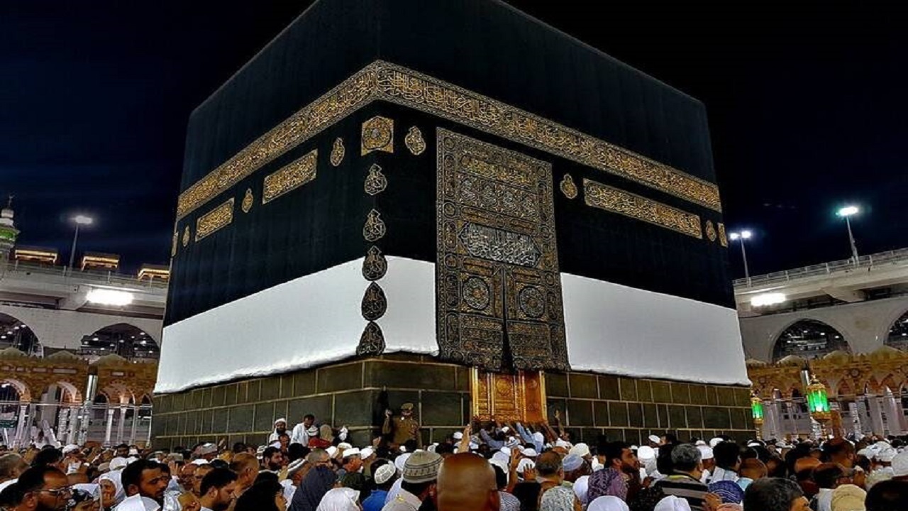 قرائت دعای توسل حین طواف کعبه + فیلم