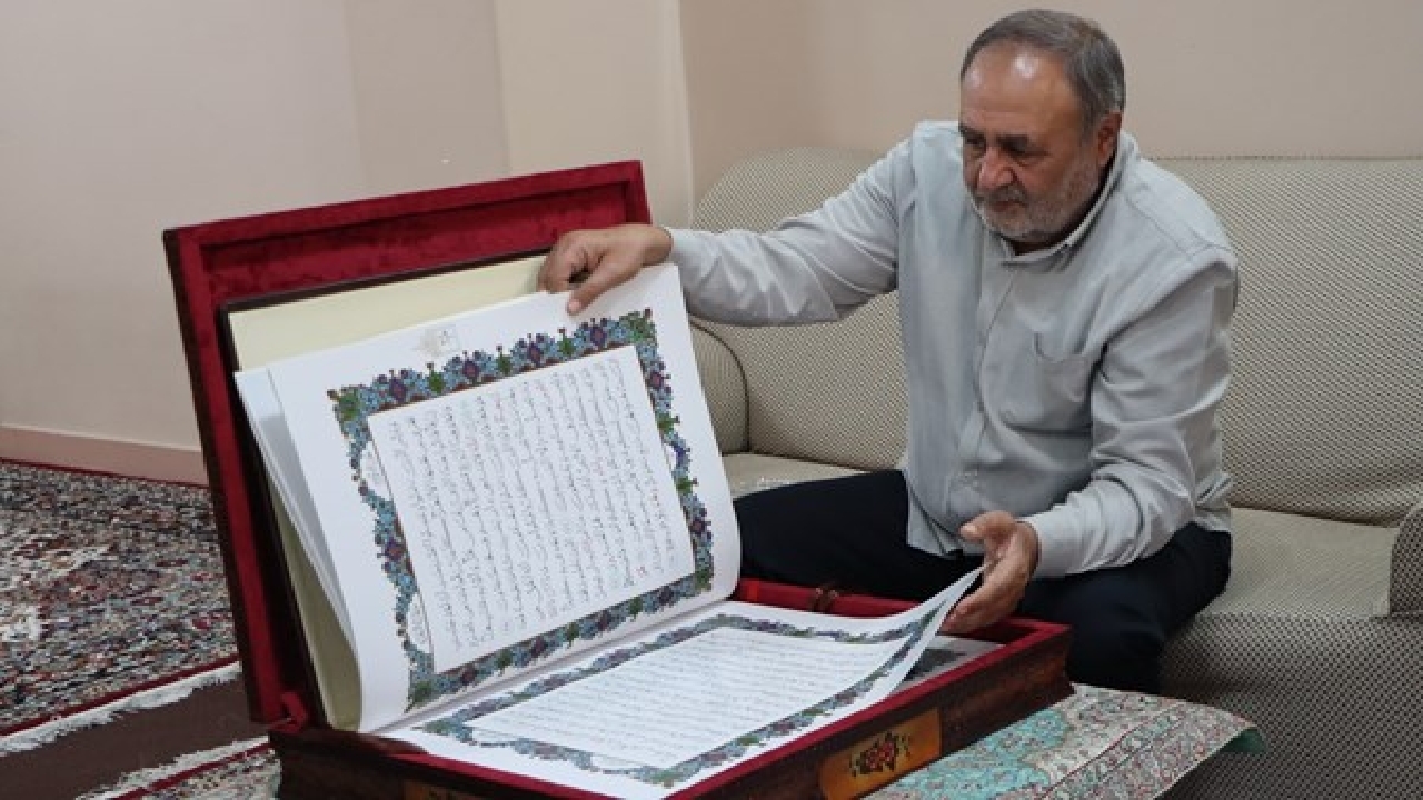 کتابت قرآن کریم به دست‌خط هنرمند دزفولی و اهدای آن به حرم سید الشهدا(ع)+فیلم