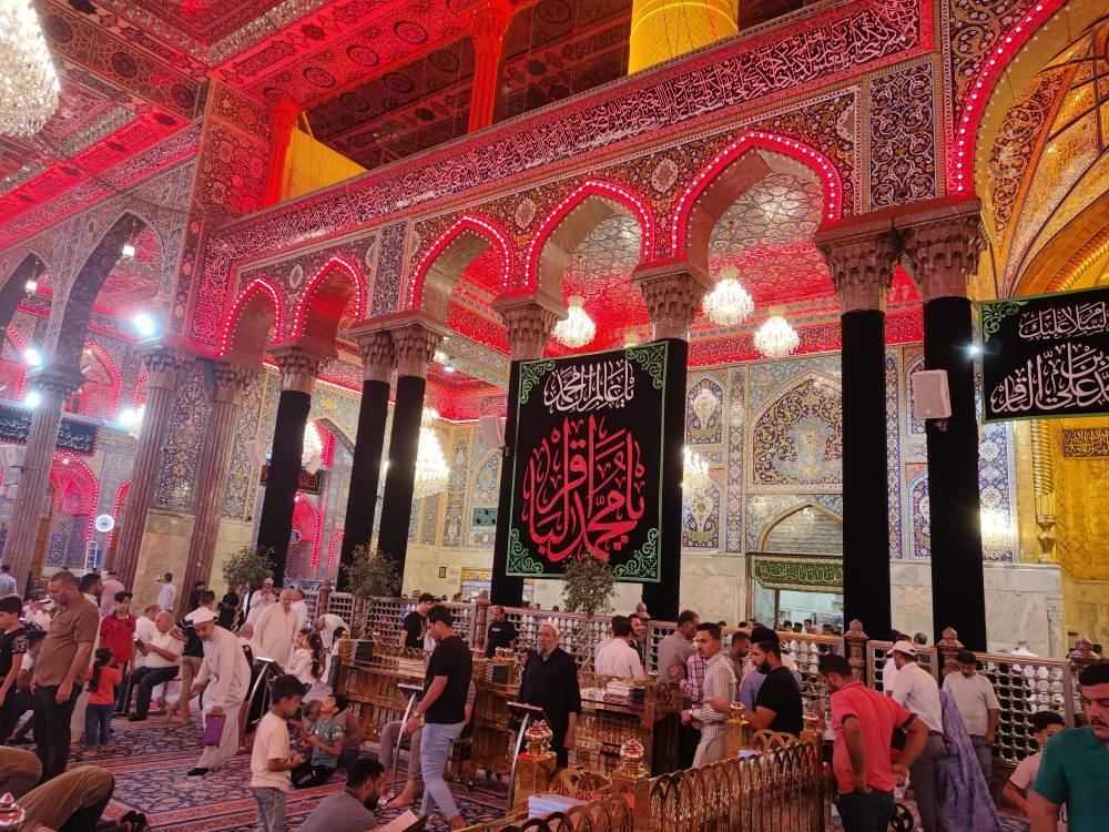 زائران در حرم امام حسین