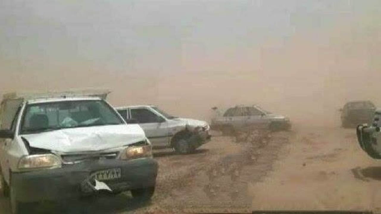 تصادف زنجیره‌ای بر اثر وزش باد شدید در خواف/ ۸ نفر روانه بیمارستان شدند